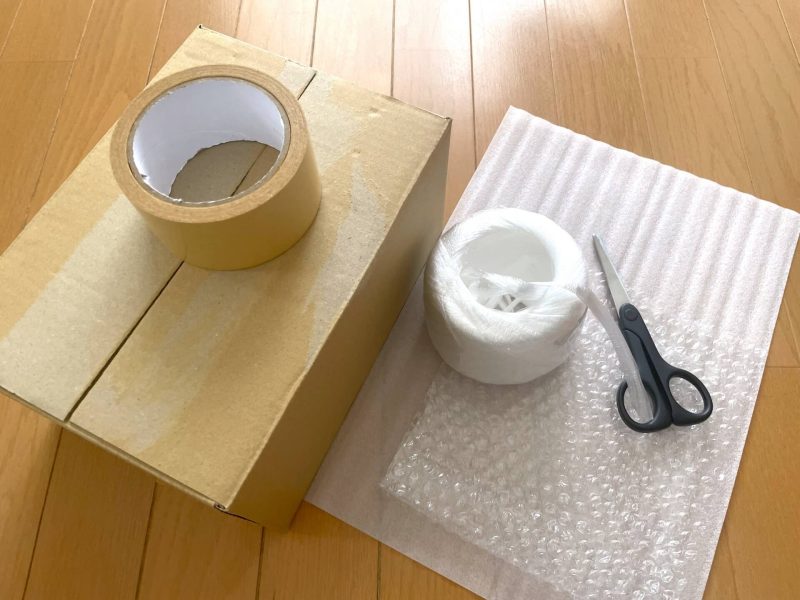 梱包用の段ボール箱とプチプチ